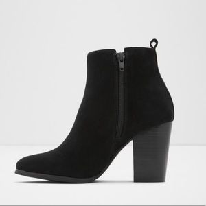 Old Navy // black faux suede block heel booties 🖤